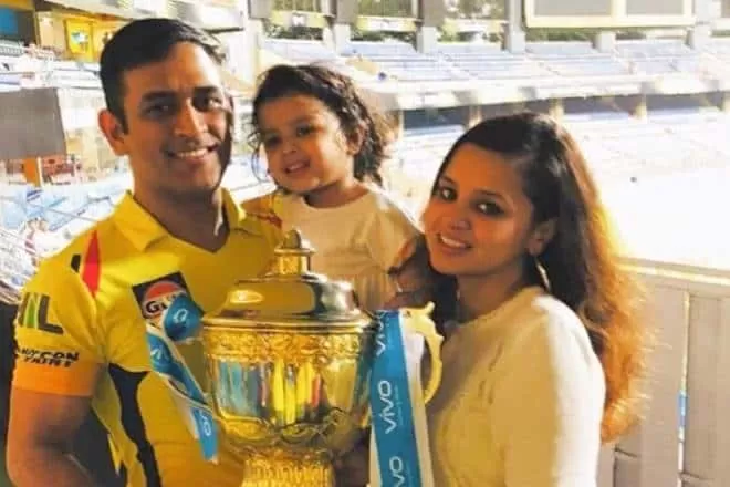 Dhoni Sakshi Ziva with IPL Trophy