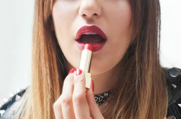 girl-applying-lipstick