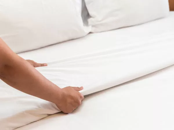 Hotel room safed chadar