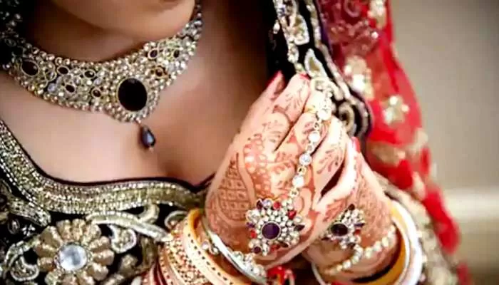 शादी के 6 महीने बाद ही पैदा हुआ बच्चा, सास ने बहू को घर से निकाला, लेकिन फिर बहू ने